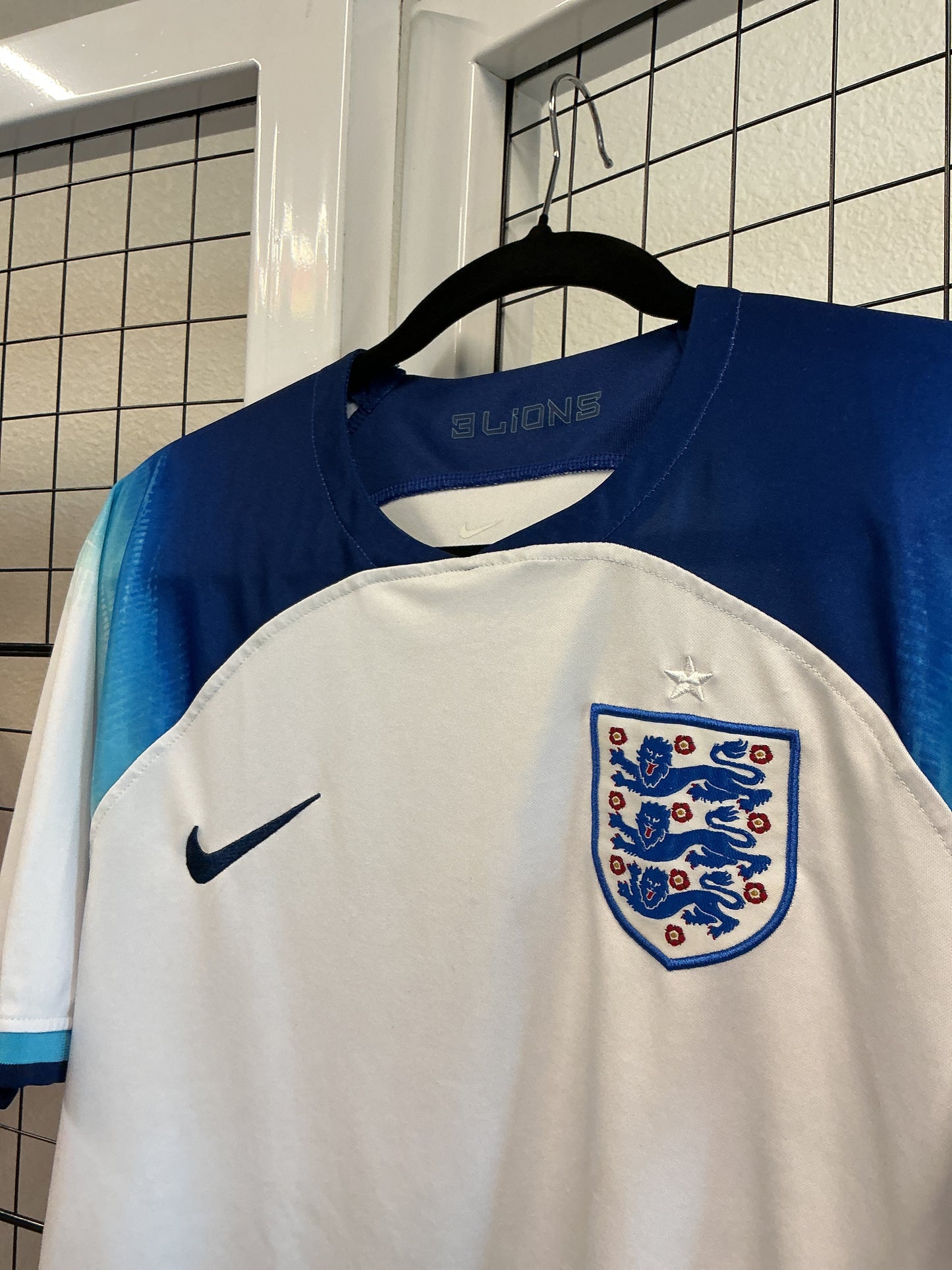 Gradient World Cup England Jersey with Embroidered Logo